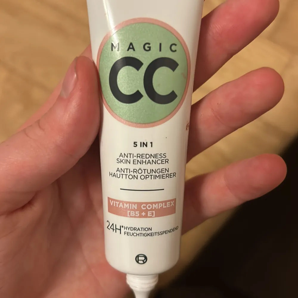 Säljer en L'Oréal Paris Magic CC Cream 5 in 1 som är en anti-rodnad hudförbättrare. Den innehåller ett vitamin-komplex med vitamin B5 och E, och ger 24 timmars återfuktning. Perfekt för att jämna ut hudtonen och minska rodnad. säljer denna pågrund utav att jag inte sminkar mig så mycket så den kommer inte till användning. den har 30ml i sig, men de är mer än halva kvar i . Skönhet.