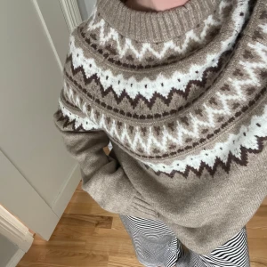 Stickad tröja - Beige stickad tröja med mönster. Använd några få gånger så iprincip som ny, finns inga tecken på användning. Mjuk i materialet, sticks inte. 🐻