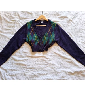 Stickad kofta - Supersöt stickad och croppad kofta i schoolgirl stil. Använd enstaka gånger