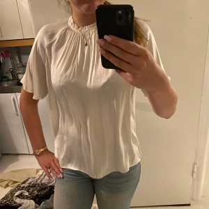 Blus - Jätte fin Wera blus! Tunn och lite glansig, kommer tyvärr inte till användning länge.. Storlek 34 men passar även 36. Nypris 400kr, skriv för fler bilder