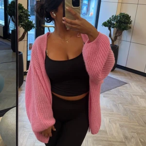 Rosa kofta  - Denna koftan från Gina  Strl XL så den är stor och oversized vilket är skit snyggt!  Är vanligtvis en strl M/L Nypris 299kr