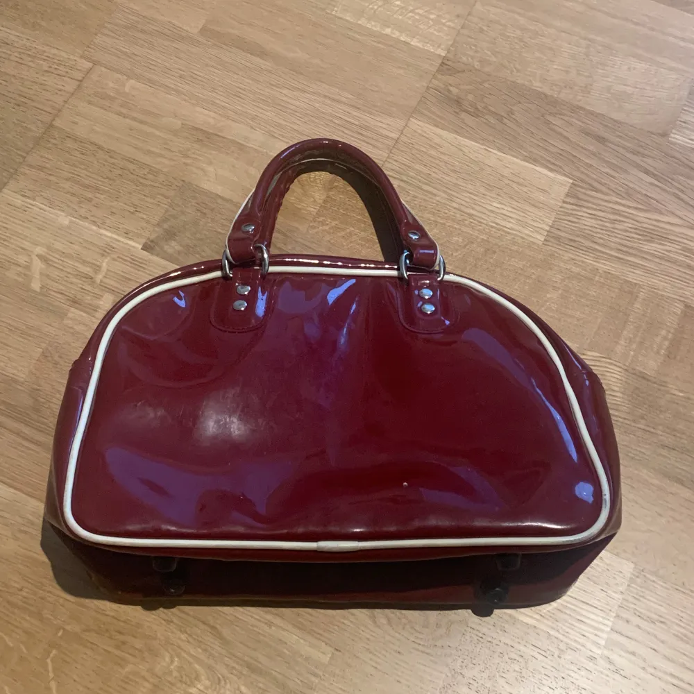 A latex type of material bag, its around 30cm long. Väskor.