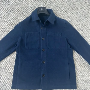Donce De La sense ( overshirt ) - en riktigt snygg mörkblå overshirt perfekt nu till vinter! är storlek xs och passar dig bäst som är ca 177cm lång! är i ett mycket bra skick!  hör görna av er vid frågor!🙌🏽🙌🏽