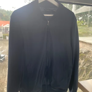Ralph Lauren cardigan - Säljer nu denna riktigt feta Ralph Lauren cardiganen då den är lite för liten för mig. Har använts 3 gånger och har inga defekter. Ny pris är runt 2000 kr 