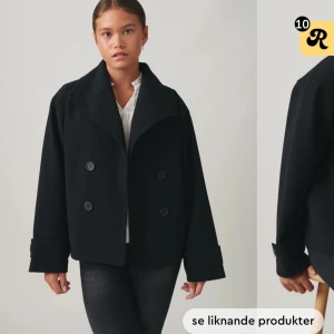 Svart kappa med knappar - Snygg svart kappa med stora knappar framtill.  Perfekt för höst och vinter. säljer pga har för många jackor, helt ny med lapp kvar💕