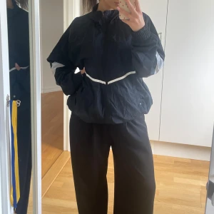 Zip up svart - Använt väldigt lite. Den fungerar som en snygghet rengjacka också🤩