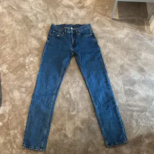 Skick:10/10 Använda endast 1 gång. Storlek 27/32. Mycket snygga blåa jeans från Weekday som passar perfekt nu till hösten! Dm vid ytterligare frågor eller intresse.