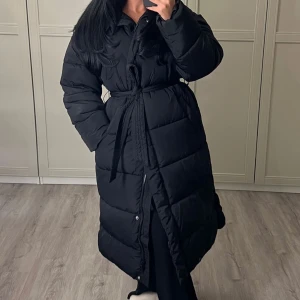 Vinterjacka från bikbok - Denna jackan är så elegant och varm inför vintern och senhösten, tror inte den säljs längre, köpte den för 999 och säljer för 599, pris kan diskuteras 💓