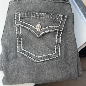 Säljer mina gråa jeans då dom aldrig kommer till användning  - Dom är använda cirka 2 gånger jätte fina för mig är dom lite långa i benen jag är 159 cm. Dom är i 170 men går att ha om du har 160+