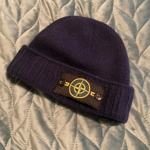 Mössa - Säljer denna heta Stone Island mössan till riktigt bra pris för den är använd i gott skick. Den har Scan.