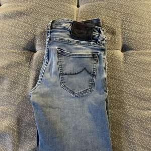 Jacob Cohen  - Tja säljer dessa ass feta Jacob Cohen jeans i färgen  blå det är nästan helt  oanvända och inga defekter, nya utan prislap , tveka inte att fråga några frågor 💯💯💯