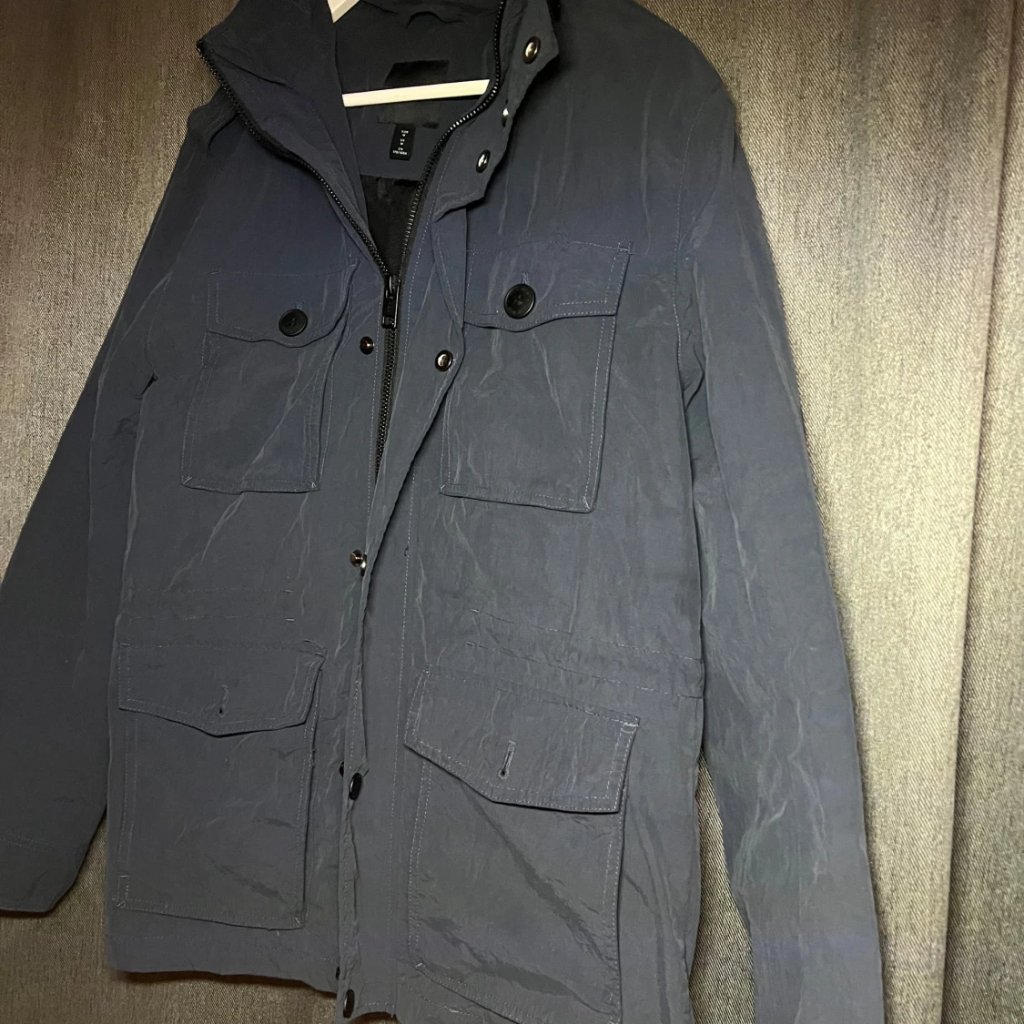 Mörkblå jacka med dragkedja och knappar - 92