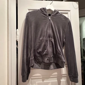 Grå velourkofta - Mysig grå velourkofta med dragkedja och huva. 