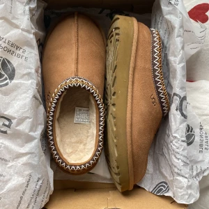 W Tasman strl 38 Chestnut - Säljer mina tasman då dem inte passar. Köpta förra året och bara använda ett fåtal gånger och legat i originalboxen sedan dess. 