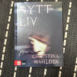 Nytt Liv - Boken 'Nytt Liv' av Christina Wahldén handlar om Nadir som står inför svåra val och konsekvenser. En spännande berättelse om att börja om och de utmaningar som följer. Perfekt för dig som gillar dramatiska och känslosamma historier. Köpt för 179kr, säljer för 90kr, helt oanvänd.