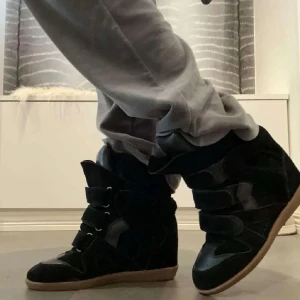  marant skor  - Säljer just nu mina marant då jag slutar använda dem. Dem är i princip helt nya men det finns en defekt på insidan men enligt mig är det absolut inget som stör. För mer frågor och inoformation är det bara att skriva till mig 😊❤️vid snabb affär kan jag tänka mig att sälja dem för 1800kr