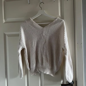 Beige/vit stickad tröja med v-ringning - Säljer en supermysig beige/vit stickad tröja med v-ringning. Perfekt nu för hösten! I storlek XS