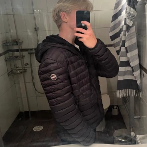 Colmar jacka  - Tjena säljer nu denna svarta feta colmar jackan som knappt är använt. Skick 9/10 enda felet är en laglig på högra armen som knappt syns när du har ja kan på dig som du kan se på bild 1 och 4. Storlek 50 som ungefär är samma som storlek S