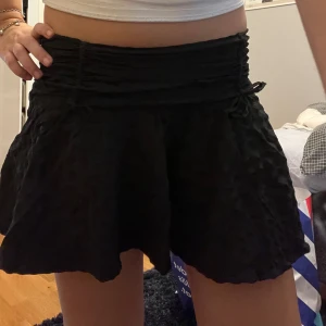 Svart minikjol - Supersöt svart volangkjol med fina detaljer🎀💝Endast testad med lappen kvar!