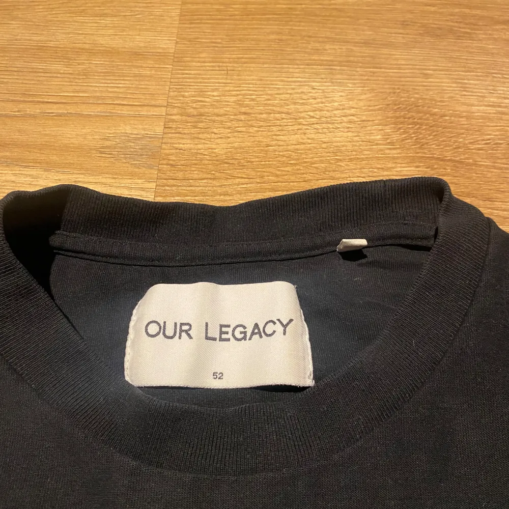 Säljer en svart t-shirt från Our Legacy i storlek 52. Den har ett coolt broderat mönster med cowboys i olika färger på framsidan. Perfekt för en avslappnad stil med en touch av western. T-shirten är kortärmad och gjord i ett mjukt material.. T-shirts.