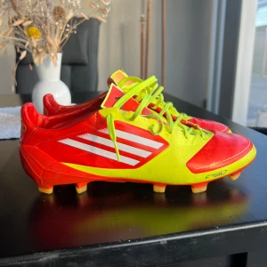 Adidas F50 Fotbollsskor - Adidas F50 i sjukt bra skick. Toppmodellen som enbart väger ca 160g. Storlek 42. Skriv till mig vid frågor eller bud.