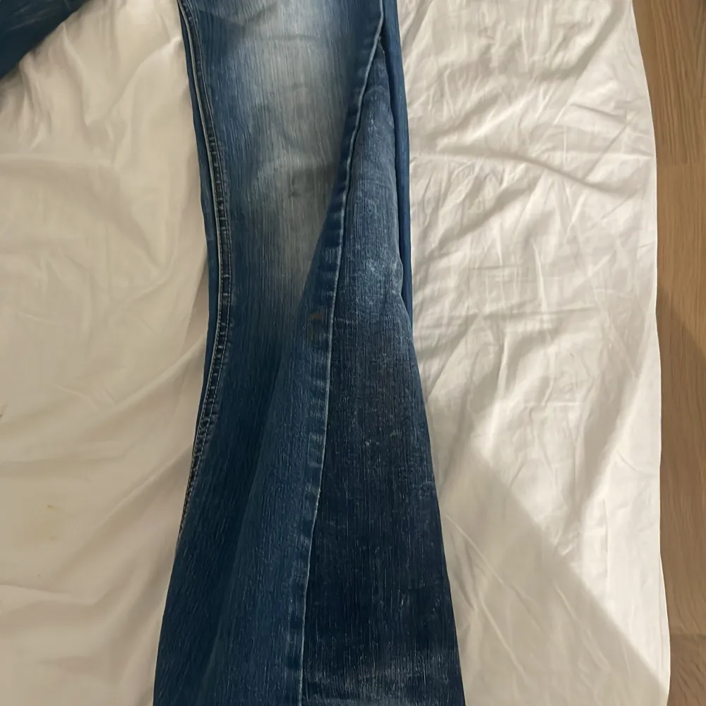 Säljer ett par snygga blå jeans från Lab Industries i storlek 158. De är väldigt stretchiga och jag skulle sägas att jeansen är i storlek Xs-S. . Farkut & Housut.