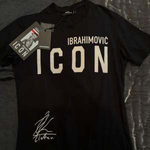 Zlatan Ibrahimovic -Dsquard2 T-shirt  Storlek XL men passar M