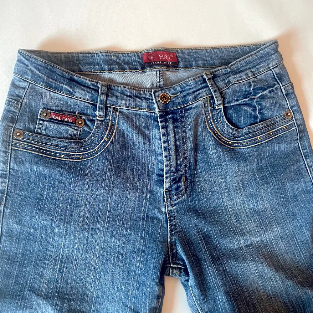 Säljer ett par klassiska blå jeans från H&L i bra skick. De har en snygg straight passform och är perfekta för vardagsbruk. Jeansen har en knapp och dragkedja framtill samt fem fickor. Perfekta för både höst och vår!. Jeans & Byxor.