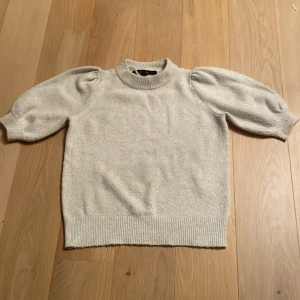 Beige stickad tröja från Vero Moda - En stickad topp från Vero Moda! Det är storlek XS. Den är ganska så nopprig och har används mycket💓