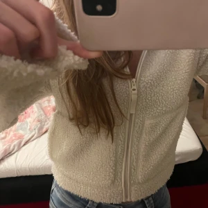 Vit teddyjacka från H&M - Säljer nu den populära och mysig vita teddyjacka från H&M i storlek XS. Skriv vid funderingar💕