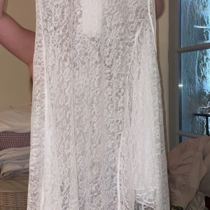 Vit spetskjol  - Säljer denna jätte fina, eleganta spetskjolen i färgen vit från Bershka 🩷 Kjolen är nästan helt oanvänd och är köpt i Frankrike. Den är snedskuren nertill och går att bära både lågmidjad och högmidjad beroende på vad man föredrar. Passar perfekt att matcha till andra spetsplagg men även andra material. Drömkjol som går att klä upp och klä ner beroende på tillfället 🩷