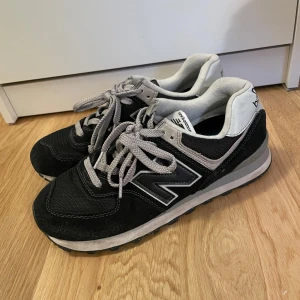 New Balance 574 Sneakers - New Balance 574 Sneakers i färgen burgundy, använd fåtal gånger, skick 10/10, storlek 40.5