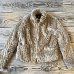 Grå/beige pälsjacka - Säljer en supermjuk och fluffig gråbeige pälsjacka från Only med snäv passform i mycket bra skick. Perfekt till hösten och vintern🍁🧸