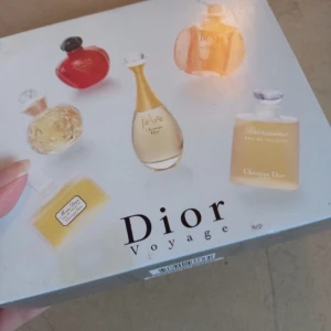 Dior Voyage Parfymset - Säljer ett exklusivt Dior Voyage parfymset med fem olika dofter. Flaskorna är små och eleganta, perfekta för resor eller som en lyxig present. Varje flaska har sin unika form och färg, vilket gör setet både vackert och praktiskt. Perfekt för dig som älskar att prova olika dofter!