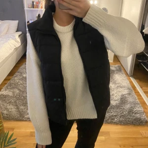 Svart väst - Säljer en svart väst i mycket bra skick. Perfekt för höst och vår, med en normal passform. Västen har en dragkedja framtill och är perfekt att ha över en stickad tröja. Märket noisy may i storlek xs 