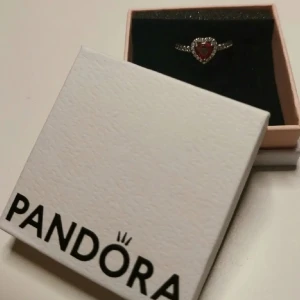 Pandora Ring Sterling Silver - Pandora Ring, jag minns tyvärr inte storleken på den men det står 48 i den så antar att den är 48mm/15.3 diameter. Knappt använd då jag använder mest guld smycken, har tyvärr INTE boxen kvar :(
