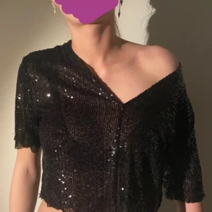 Topp - Säljer denna sjukt snygga toppen, perfekt för tjejmiddag eller ett festligt tillfälle. Bra skick💗