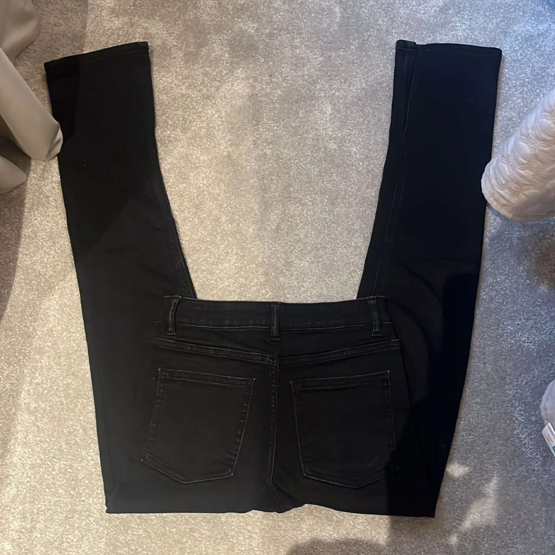 Svarta Gina Tricot jeans med slits - 92