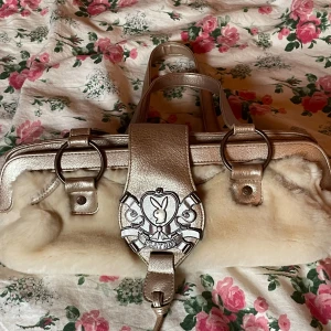 INTRESSECHECK!!! - Intressecheck för min playboy väska🥰 verkligen en av mina favoriter och ikonisk till vilken outfit som helst!!