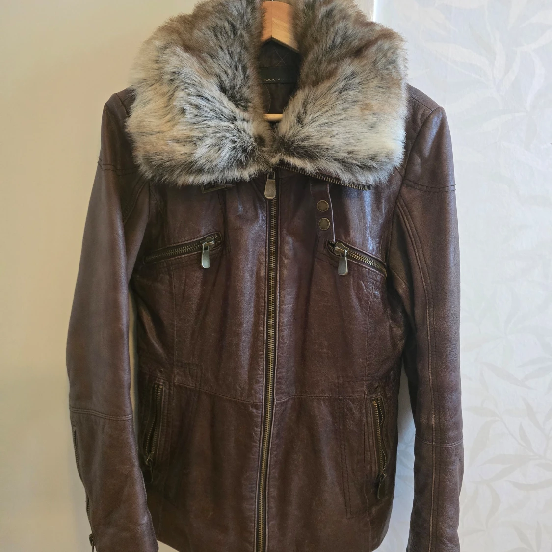 Brun skinnjacka med pälsdetaljer