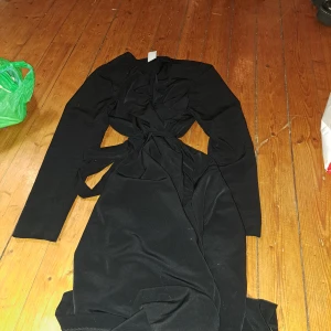 Svart jacka från Vero Moda - Snygg svart jacka från Vero Moda i storlek XS. Jackan har långa ärmar och ett elegant omlott-design som ger en fin passform. Perfekt för både fest och vardag. Materialet känns mjukt och bekvämt mot huden.