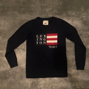 Mörkblå tröja från Lexington - Säljer en snygg mörkblå tröja från Lexington. Tröjan har långa ärmar och är perfekt för både höst och vinter. Den är i bra skick och passformen är slim. Vid frågor är de bara att höra av dig!