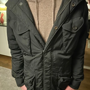 Ralph Lauren field jacket - Säljer nu en fet Ralph Lauren field jacka, perfekt till vintern då den är lite tjockare✅🔥🔥 I bra skick fast dragkedjan är lite paj men inget som inte går att fixa✅ priset är ej hugt i sten😁 kan sänka pris vid snabba affärer