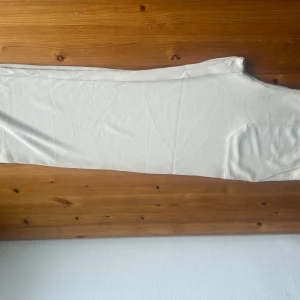 Beige mjukisbyxor från H&M - Säljer ett par superbekväma beige mjukisbyxor från H&M i storlek L. Perfekta för en chill dag hemma eller en snabb tur till affären. Byxorna har elastisk midja och praktiska fickor. Helt nya med tag kvar!