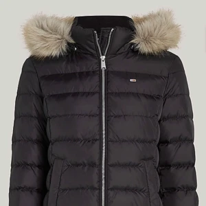 Tommy Hilfiger jacka - Säljer min fina jacka från Tommy Hilfiger i väldigt bra skick, säljer pga den är för liten för mig💕(pälsen saknas) nypris 2699