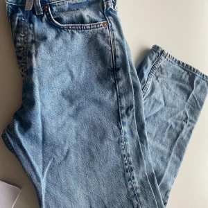 Ljusblå jeans från Weekday - Ljusblå Weekday jeans i modell Space och stl W 27 L 30