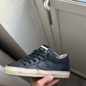 Philippe model skor - Riktigt snygga Philippe model skor i storlek 39 men passar även 40. Skorna är i okej skick med lite defekter (kolla bilder) Dustbag följer med. Kontakta mig vid ytligare frågor. 