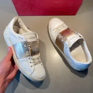 ‼️VI TAR EJ BYTEN‼️ Saint Laurent (SL01) sneakers | Skick: 8,5/10 | Storlek 40 fits 41 | Box, Skopåse & kort ingår | Fraktar oftast inom 24H efter köp på köparens bekostnad 📦 | Hör av dig vid minsta fråga eller fundering 💭 