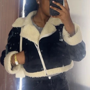 Svart teddyjacka med vit fuskpäls - Jätte skön och varm jacka!! 