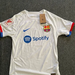 Fc barcelona tröja  - Säljer min fc barcelona tröja då den har bara varit i garderoben. Tröjan användes säsongen 23/24 och var deras bortatröja. Det är en player edition med Ronald araujo på ryggen och är i storlek M 